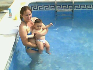 A la meva piscina de casa amb la meva Mama